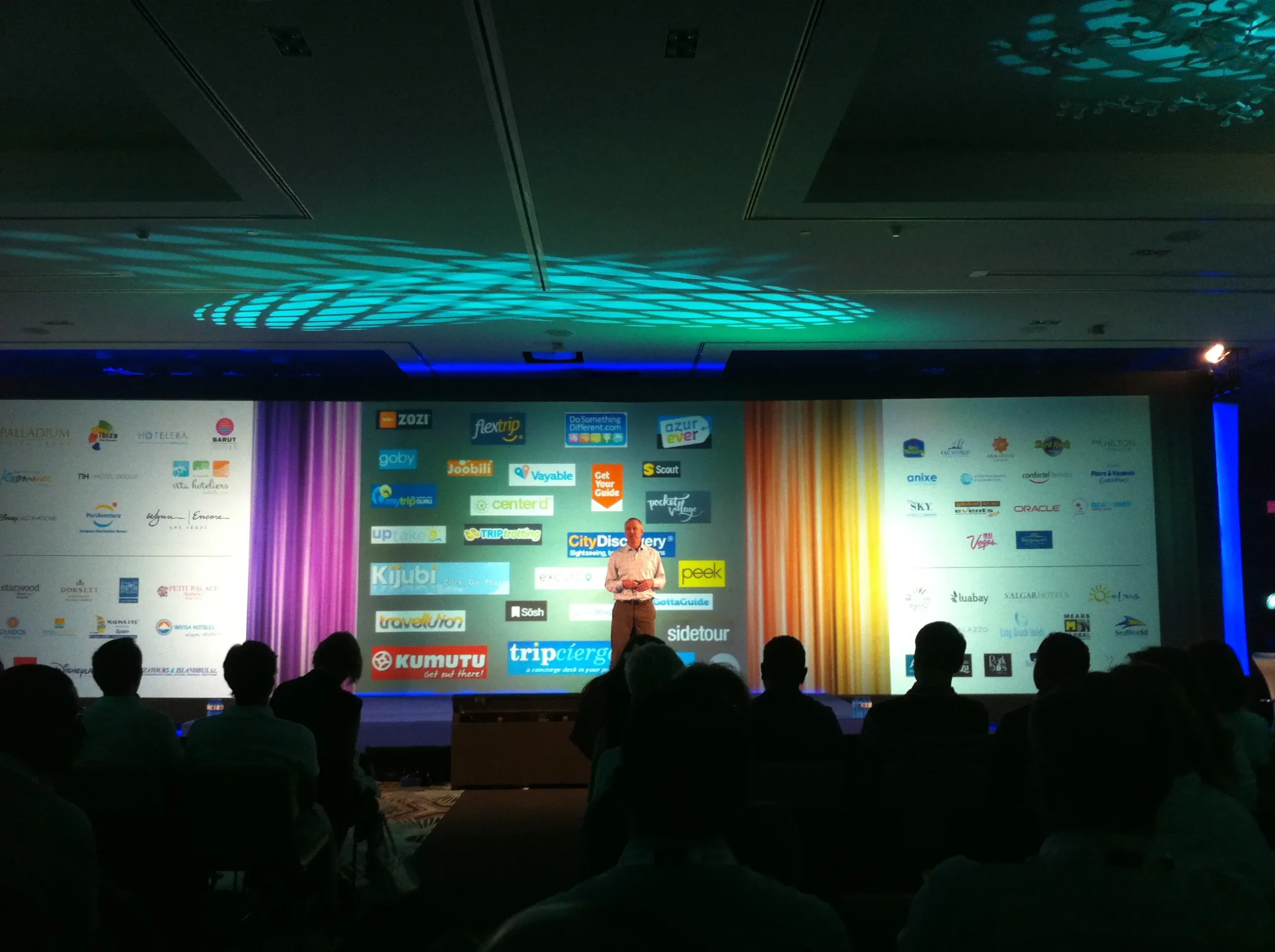 Lighting, big-display, projector, and sound system rental for events in Malaga.