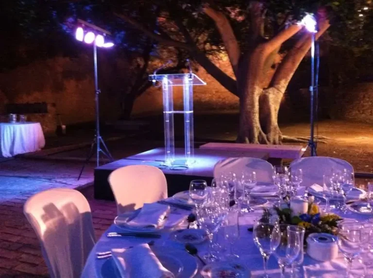 Methacrylate lectern for an outdoor event, methacrylate.